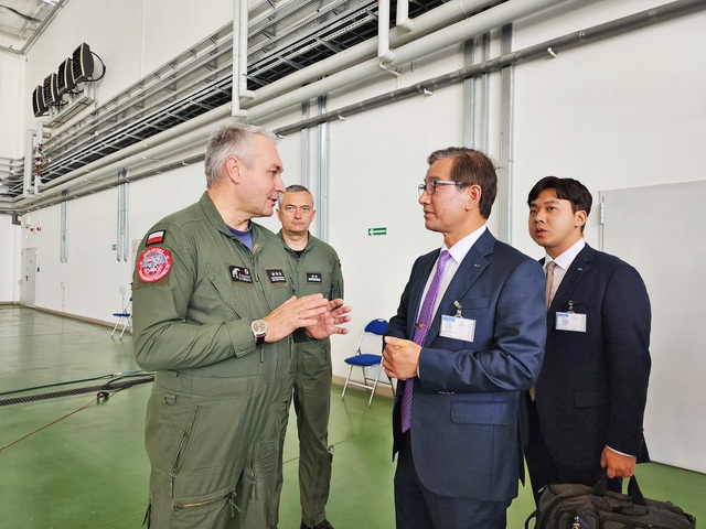 ▲ 강구영 KAI 사장이 폴란드 민스크 공군기지의 크리스토프 스토비예츠키 비행단장을 만나 납품과정을 협의하고 있다.ⓒKAI