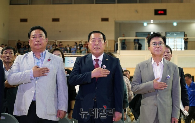 ▲ 김태흠 충남도지사와 조길연 충남도의회의장이 13일 서천군민체육센터에서 열린 수산물 소비 촉진 캠페인에서 국민의례를 하고 있다.ⓒ김정원 기자