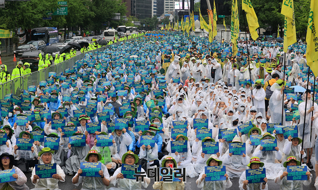 ▲ 민노총 산하 전국보건의료산업노동조합(보건의료노조)가 총파업에 돌입한 13일 오후 서울 광화문 동화면세점 앞에서 조합원들이 총파업 대회를 열고 구호를 외치고 있다. ⓒ정상윤 기자