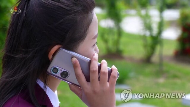 ▲ 북한의 조선중앙TV는 12일 이동통신 수단인 스마트폰의 안전한 사용을 위한 주요 권장사항을 밝히며 최신형 스마트폰 '삼태성8'을 공개했다. 스마트폰의 뒷면에 '삼태성8'이라는 제품명이 쓰여 있다. 공개된 스마트폰은 '삼태성8'로 후면에 2개의 카메라와 전면에 1개의 카메라가 장착돼 있다. ⓒ연합뉴스