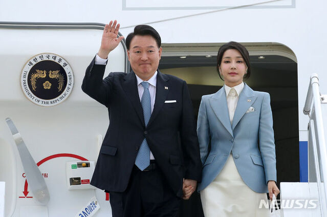 ▲ 폴란드를 공식 방문하는 윤석열 대통령과 부인 김건희 여사가 지난 12일(현지시간) 바르샤바 쇼팽 국제공항에 도착해 인사하고 있다.ⓒ뉴시스