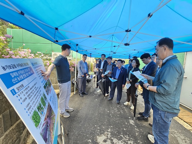 ▲ 경제산업위원회는 13일 오전 이상기후와 인력문제 등 외부환경의 영향을 받지 않고 안정적으로 농산물을 생산할 수 있는 ‘미래형 스마트팜 시설’ 현장을 방문했다.ⓒ포항시의회