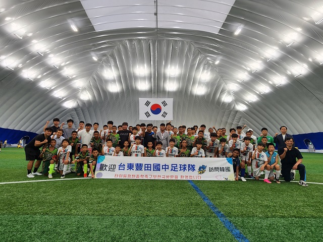 ▲ 지난 12일 경주스마트에어돔 축구장에서 대만 타이둥펑텐중학교 축구팀과 경주화랑FC U15, U12 축구팀과 친선 경기를 펼친 후 기념촬영을 하고 있다.ⓒ경주시