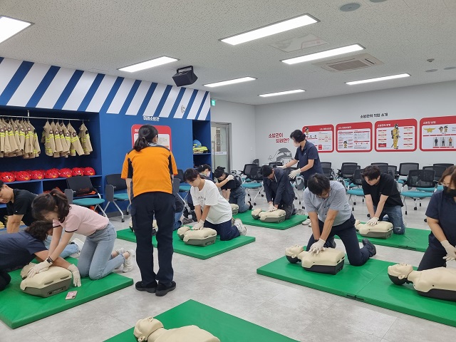 ▲ 독도재단은 경산소방서에서 심폐소생술 및 소방안전교육을 실시했다.ⓒ독도재단