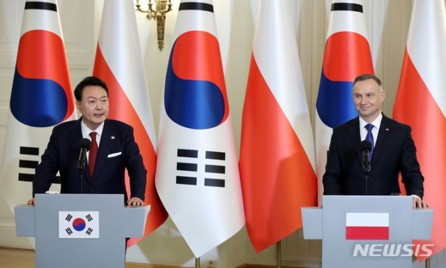 ▲ 윤석열 대통령이 13일(현지시간) 바르샤바 대통령궁에서 안제이 두다 폴란드 대통령과 공동언론발표를 하고 있다. ⓒ뉴시스