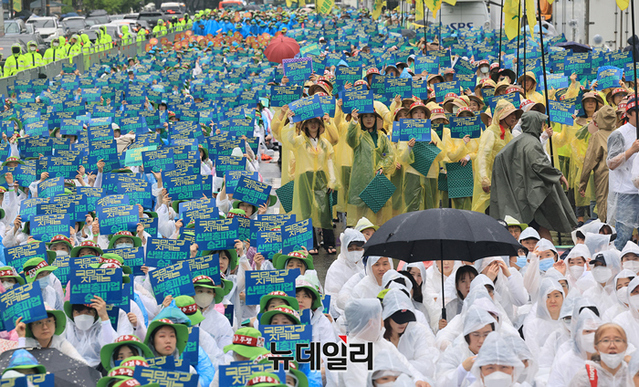 ▲ 총파업에 돌입한 전국보건의료산업노동조합이 13일 오후 서울 광화문 동화면세점 앞에서 총파업 대회를 열었다. ⓒ정상윤 기자