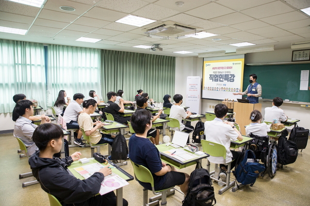 ▲ 13일 문정고등학교를 방문해 특강을 진행하는 모습. ⓒ한국토요타