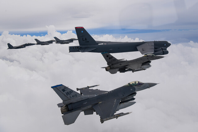 ▲ 13일 한국 공군의 F-15K와 미 공군의 F-16, 미 B-52H 전략폭격기가 한반도 상공에서 한미 연합공중훈련을 실시하고 있다. ⓒ합동참모본부