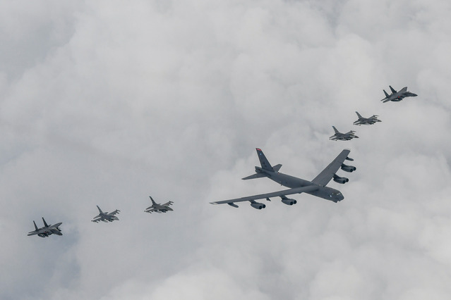 ▲ 13일 한국 공군의 F-15K와 미 공군의 F-16, 미 B-52H 전략폭격기가 한반도 상공에서 한미 연합공중훈련을 실시하고 있다. ⓒ합동참모본부