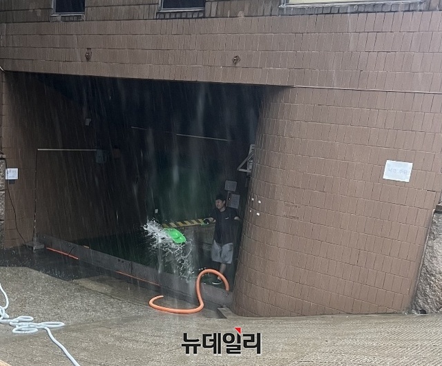 ▲ 11일 오후 3시 강남구 역삼역 인근의 대형 빌딩 지하주차장에서 관리원이 물을 퍼내고 있다. ⓒ유동선 인턴기자