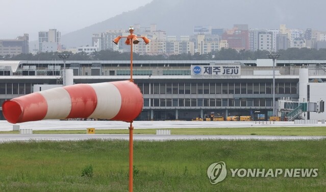 ▲ 5일 오전 제주국제공항 활주로의 풍향계가 강풍에 펄럭이고 있다. ⓒ제주공항