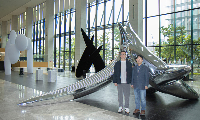 ▲ 오른쪽부터 이현종 넥센타이어 사장, 강재원 작가 ⓒ넥센타이어