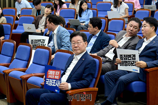 ▲ 이재명 더불어민주당 대표가 지난 13일 오전 국회에서 열린 정책의원총회에 참석해 자리에 앉아 있다. ⓒ이종현 기자