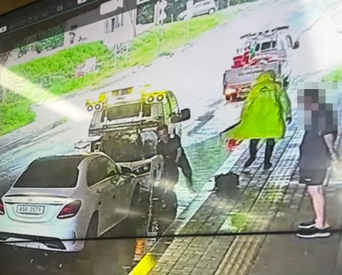 ▲ 세종시 금남면 감성리 도암1교 차량침수로 견인하고 있다.ⓒ세종시