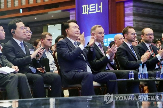 ▲ 폴란드를 공식 방문 중인 윤석열 대통령과 안제이 두다 폴란드 대통령이 14일(현지시간) 바르샤바 한 호텔에서 열린 한·폴란드 비즈니스 포럼에서 박수치고 있다. ⓒ연합뉴스
