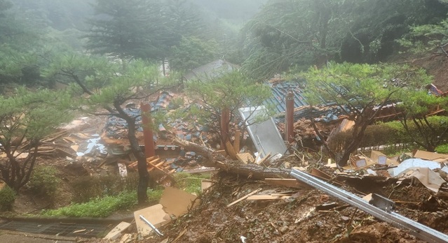 ▲ 충남 논산시 양지추모원 납골당에 산사태가 나면서 방문객 4명이 매몰된 현장.ⓒ충남소방본부