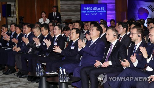 ▲ 폴란드를 공식 방문 중인 윤석열 대통령이 14일(현지시간) 바르샤바 한 호텔에서 열린 한·폴란드 비즈니스 포럼에서 박수치고 있다. ⓒ연합뉴스