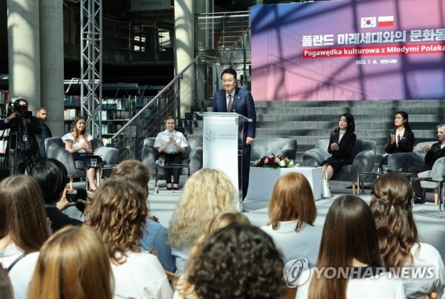 ▲ 폴란드를 공식 방문 중인 윤석열 대통령이 14일(현지시간) 바르샤바대학교 중앙도서관에서 열린 폴란드 미래세대와의 문화동행에서 인사말을 마친 뒤 고개숙여 인사하고 있다. ⓒ연합뉴스