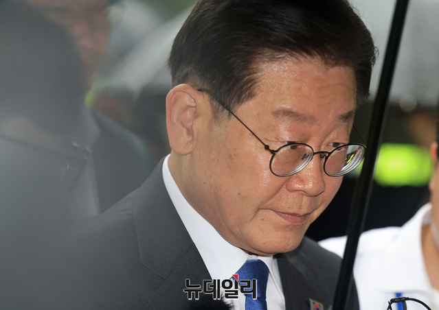 ▲ 공직선거법위반 혐의를 받고 있는 이재명 더불어민주당 대표가 지난 14일 오전 서울 서초구 중앙지법에서 열린 9차 공판에 우산을 쓰고 출석하고 있다.ⓒ정상윤 기자