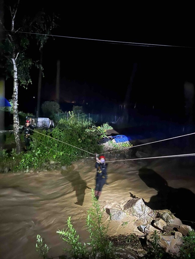 ▲ 원주소방소 119구급대원들이 불어난 강물에 고립된 주민을 밧줄을 이용해 구조하고 있다.ⓒ강원소방본부