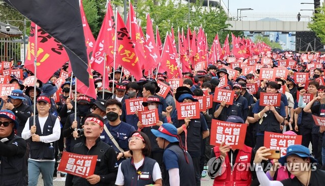 ▲ 민주노총 세총충남지부 관계자들이 12일 오후 세종시 정부세종청사고용노동부 앞에서 노조법 2,3조 개정, 생활임금 보장 등을 촉구하는 7.12 정권퇴진 총파업대회를 열고 있다.ⓒ연합뉴스