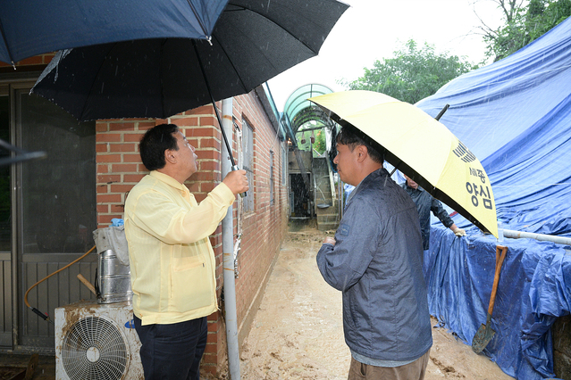 ▲ 최민호 세종시장이 15일 세종시 연동면 인명피해 현장을 방문, 주민과 대화를 나누고 있다.ⓒ세종시