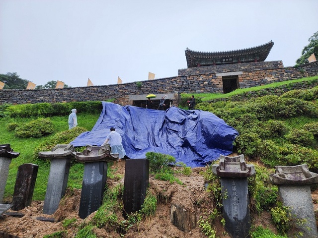 ▲ 지난 13일부터 사흘간 집중 폭우로 세계유산인 공산성의 성벽 일부가 무너져 있다.ⓒ공주시