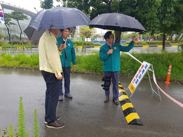 ▲ 김학홍 부지사가 하천변 산책로, 인도교 등 인명피해 우려지역 출입통제 시설을 중심으로 긴급 현장점검을 실시하고 철저한 대비에 나섰다.ⓒ경북도