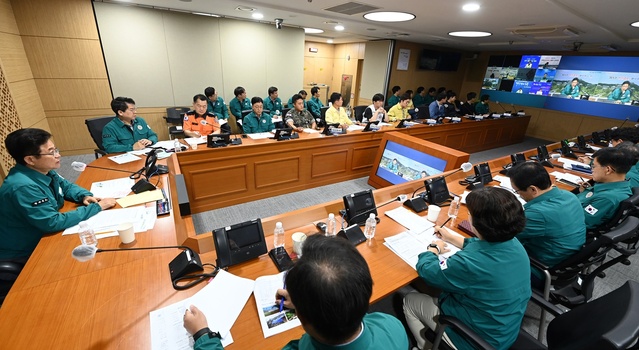 ▲ 이철우 지사는 경북도청 재난안전대책본부에서 22개 시군과 영상회의를 개최해 비상태세를 점검하고 피해 최소화에 총력을 기울일 것을 지시했다.ⓒ경북도