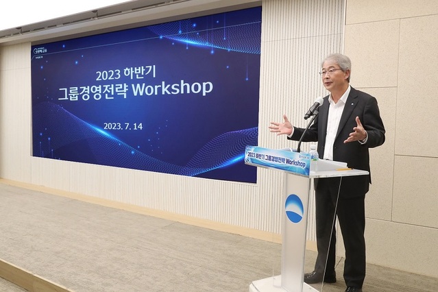▲ 임종룡 우리금융그룹 회장이 지난 14일 본점에서 진행된 '2023 하반기 그룹 경영전략워크숍'에 참석해 참석자들 앞에서 발언을 하고 있다.ⓒ우리금융