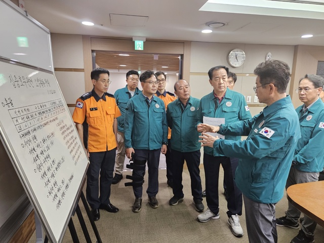 ▲ 경북도의회 건설소방위원회 박승직 위원장(경주)과 한창화(포항), 박순범(칠곡) 도의원은 15일 오후 경상북도 재난상황실과 소방본부 작전회의실, 예천군 수해현장 등을 차례로 찾아 폭우 피해 현장을 점검했다.ⓒ경북도의회