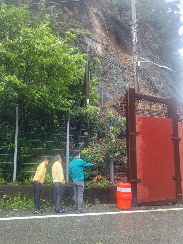 ▲ 이강학 경산시 부시장은 14일 주말 집중호우에 대비해 하천, 공사장 등 주요 위험지역 점검에 나섰다.ⓒ경산시