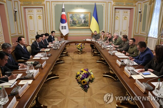 ▲ 윤석열 대통령과 볼로디미르 젤렌스키 우크라이나 대통령이 15일(현지시간) 우크라이나 수도 키이우의 대통령 관저인 마린스키궁에서 한-우크라이나 확대 정상회담을 하고 있다. (대통령실 제공) ⓒ연합뉴스