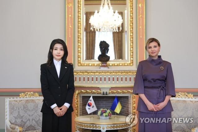 ▲ 윤석열 대통령과 함께 우크라이나를 전격 방문한 김건희 여사가 15일(현지시간) 키이우 마린스키 대통령궁에서 올레나 젤렌스카 우크라이나 영부인과 환담하며 기념 촬영을 하고 있다. 2023.7.15 (대통령실 제공) ⓒ연합뉴스
