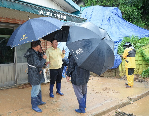 ▲ 최민호 세종시장이 지난 15일 연동면 인명 피해현장을 찾아 관계자에게 지시하고 있다. ⓒ세종시