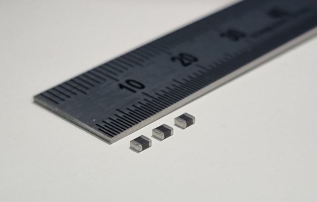 ▲ 삼성전기가 개발한 가로 2.0㎜, 세로 1.6㎜ 크기의 전장용 파워인덕터. ⓒ삼성전기