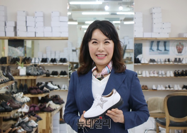 ▲ 이유란 대표는 고객의 원래 신발과 기능성 수제화를 각각 신어 보고 발에서 느껴지는 촉감과 ‘균형’이란 체험을 통해 달라지는 신체의 변화를 직접 확인시켜주며 올바른 자세로 비롯된 건강의 중요성을 고객에게 알려주고 있다.ⓒ뉴데일리