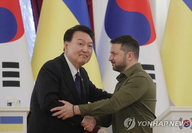 ▲ 15일(현지시간) 키이우에서 다시 만난 윤석열 대통령과 볼로디미르 젤렌스키 우크라이나 대통령. (EPA=연합뉴스)