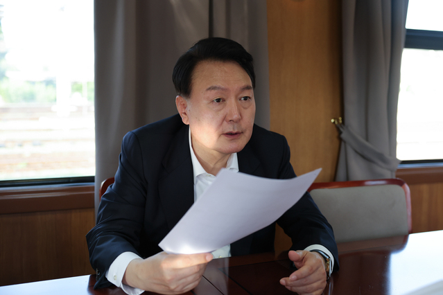 ▲ 젤렌스키 우크라이나 대통령과의 정상회담을 마친 윤석열 대통령이 15일(현지 시간) 폴란드 바르샤바로 돌아오는 열차 내에서 참모들과 집중호우 대응 긴급 상황 점검회의를 갖고 있다. (대통령실 제공) ⓒ전성무 기자