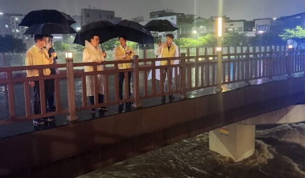 ▲ 김광신 대전 중구청장이 14일하천수위 상시 점검과 하천 산책로와 세월교에서 인명피해가 발생하지 않도록 재난 예·경보 시스템을 적극 활용해 주민대피를 유도했다.ⓒ중구