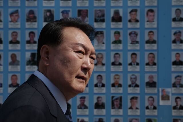 ▲ 윤석열 대통령이 지난 15일(현지시간) 키이우 전사자 추모의 벽을 찾아 둘러보고 있다.ⓒ대통령실 제공