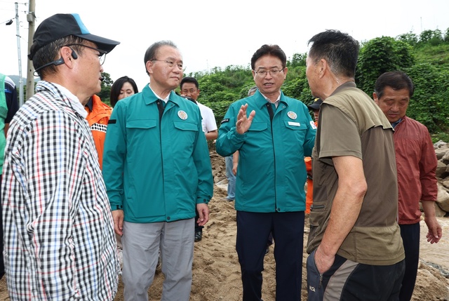 ▲ 예천군 벌방리는 산사태로 인해 주택 10여 채가 무너지거나 파손됐으며, 마을 주민 2명도 흘러내린 토사에 깔려 실종돼 수색작업이 펼쳐지고 있다.ⓒ경북도