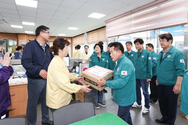 ▲ 경북도의회는 이번 집중호우로 파손된 주택과 도로 등 예천, 봉화, 영주, 문경 등 경북 북부지역에 산사태와 주택 붕괴에 따른 매몰 사고가 잇따르며 사망·실종자가 속출하면서 응급 복구 추진현황을 점검하고 피해 주민들을 위로했다.ⓒ경북도의회