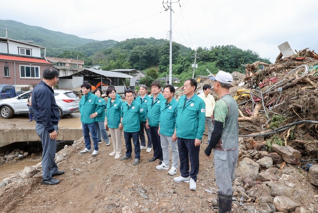 ▲ 경북도의회는 피해현장을 지난 15일부터 연이어 긴급 방문해 응급 복구 추진현황을 점검하고 피해 주민들을 위로했다.ⓒ경북도의회