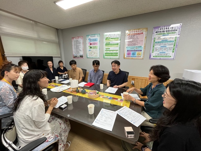 ▲ 대구시의회 교육위원회 소속 정책지원관들이 늘봄 연구학교 중 한 곳으로 저녁돌봄교실을 운영하고 있는 대덕초를 방문해 학생들의 석식시간과 저녁돌봄프로그램을 참관하고, 학교 및 교육청 관계자들과 함께 저녁돌봄교실 운영과 관련한 주요 현안을 공유했다.ⓒ대구시의회