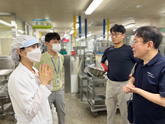 ▲ 대구시의회 교육위원회 소속 정책지원관들이 매호중을 찾아 조리실 환기시설, 종사자 휴게실, 학생 급식실 등의 현장을 살펴보며 향후 급식실 현대화사업 계획 및 급식실 종사자들의 애로사항 등에 대한 개선 방향을 논의했다.ⓒ대구시의회