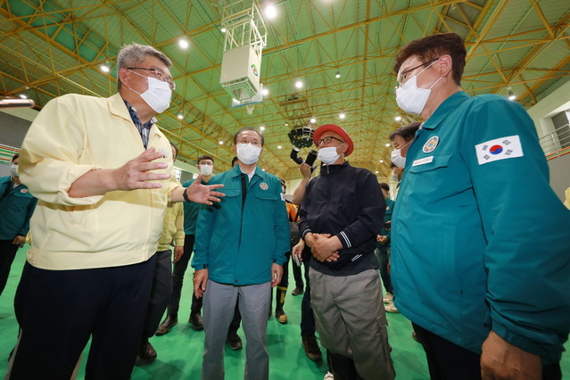 ▲ 김학동 군수가 16일 윤재옥 국민의힘 원내대표를 비롯한 원내 지도부, 이철우 경북도지사 등과 함께 피해지역을 둘러보고 있다.ⓒ예천군