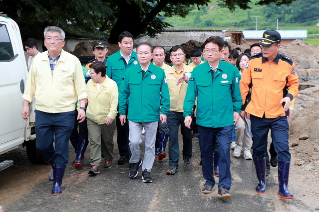 ▲ 김학동 군수는 16일 국민의힘 윤재옥 원내대표를 비롯한 원내 지도부와 김형동 국회의원과 이철우 경북도지사, 경북도의원, 예천군의원과 함께 피해지역을 방문해 직접 둘러보고 예천 국민체육센터 등 대피장소를 찾아 이재민들을 격려했다.ⓒ예천군
