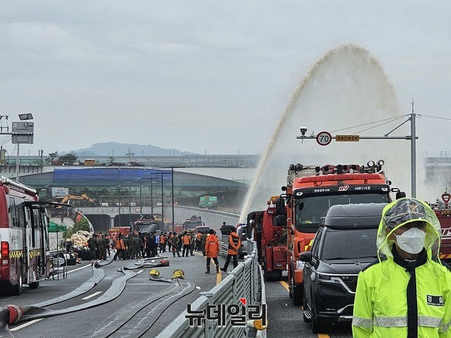 ▲ 지난 15일 오전 8시 37분쯤 3분만에 침수된 충북 오송 궁평제2지하차도 침수 대형 참사가 사흘째 구조작업을 진행하고 있는 가운데 배수작업이 더디게 진행되면서 실종자 가족들의 애를 태우고 있다. 사고대책본부는 17일 오전에 3명의 추가 시신을 수습하면서 지금까지 모두 12명의 사망자를 찾아냈다. 사진은 침수 사고현장에서 방사기를 이용해 침수된 물을 밖으로 빼내고 있다.ⓒ뉴데일리 D/B