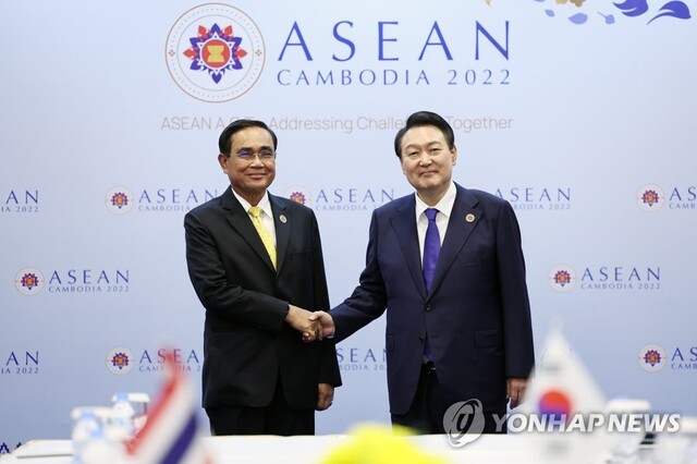 ▲ 윤석열 대통령과 쁘라윳 짠오차 태국 총리가 11일(현지시간) 캄보디아 프놈펜 한 호텔에서 열린 한-태 정상회담에서 기념촬영을 하고 있다.ⓒ연합뉴스